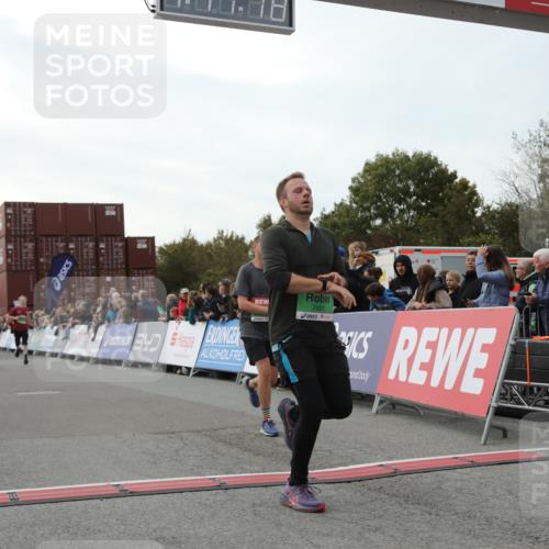 03.10.2025 - Köhlbrandbrückenlauf Yannick Fuchs http://msf.ph/oto/8986407 03.10.2025 16:11:16 Ziel 7291, 7515, 7591, 9067, 9068, 9597, 9726 meine-sportfotos.de