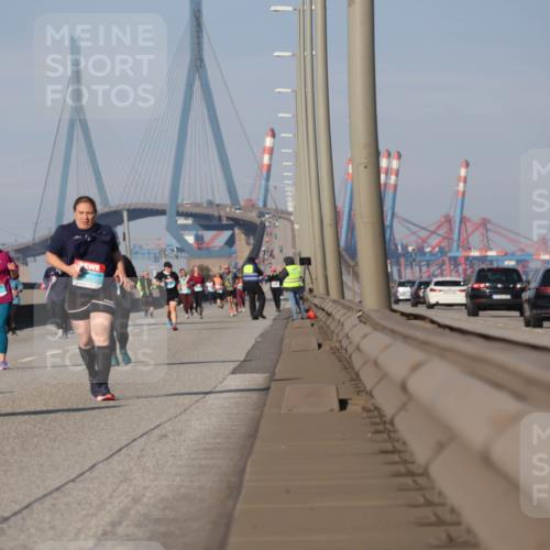 03.10.2025 - Köhlbrandbrückenlauf Luisa Fischer http://msf.ph/oto/8986409 03.10.2025 11:19:48 Position 3 240 meine-sportfotos.de