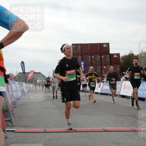03.10.2025 - Köhlbrandbrückenlauf Yannick Fuchs http://msf.ph/oto/8986436 03.10.2025 15:58:48 Ziel 7017, 7081, 7101, 7117, 7120, 7176, 7182, 7244, 7256, 7356, 7737, 9086, 9186, 9187, 9512, 9582 meine-sportfotos.de