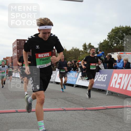 03.10.2025 - Köhlbrandbrückenlauf Yannick Fuchs http://msf.ph/oto/8986443 03.10.2025 15:58:49 Ziel 7017, 7081, 7101, 7117, 7120, 7182, 7238, 7244, 7256, 7356, 7737, 9086, 9186, 9187, 9197, 9512, 9582, 9750 meine-sportfotos.de