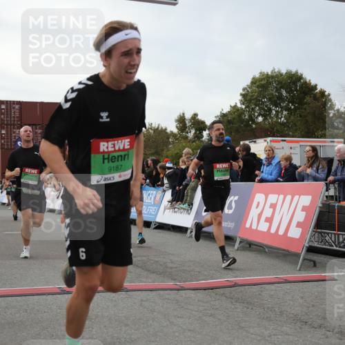 03.10.2025 - Köhlbrandbrückenlauf Yannick Fuchs http://msf.ph/oto/8986446 03.10.2025 15:58:49 Ziel 7017, 7081, 7101, 7117, 7120, 7182, 7238, 7244, 7256, 7356, 7737, 9086, 9186, 9187, 9197, 9512, 9582, 9750 meine-sportfotos.de