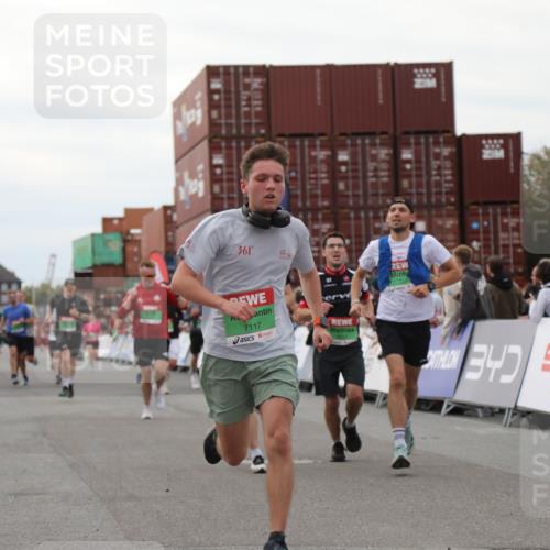 03.10.2025 - Köhlbrandbrückenlauf Yannick Fuchs http://msf.ph/oto/8986466 03.10.2025 15:58:50 Ziel 7081, 7101, 7117, 7120, 7182, 7238, 7244, 7256, 7356, 7737, 9086, 9186, 9187, 9195, 9196, 9197, 9398, 9512, 9750 meine-sportfotos.de