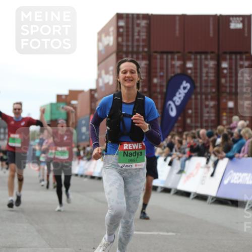 03.10.2025 - Köhlbrandbrückenlauf Yannick Fuchs http://msf.ph/oto/8986510 03.10.2025 16:11:23 Ziel 7350, 7373, 7472, 7765, 7895, 9067, 9068, 9597 meine-sportfotos.de