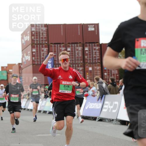 03.10.2025 - Köhlbrandbrückenlauf Yannick Fuchs http://msf.ph/oto/8986518 03.10.2025 15:58:53 Ziel 7081, 7086, 7101, 7109, 7117, 7120, 7182, 7238, 7244, 7256, 7356, 7737, 9086, 9186, 9195, 9196, 9197, 9398, 9512, 9750 meine-sportfotos.de