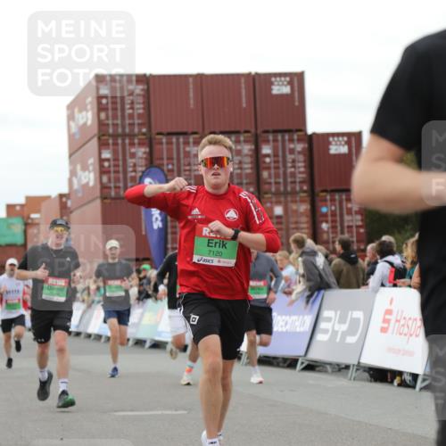 03.10.2025 - Köhlbrandbrückenlauf Yannick Fuchs http://msf.ph/oto/8986521 03.10.2025 15:58:54 Ziel 7086, 7101, 7109, 7117, 7120, 7238, 7244, 7256, 7356, 9086, 9186, 9195, 9196, 9197, 9370, 9398, 9512, 9750 meine-sportfotos.de