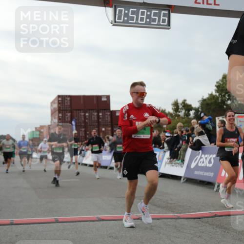 03.10.2025 - Köhlbrandbrückenlauf Yannick Fuchs http://msf.ph/oto/8986539 03.10.2025 15:58:55 Ziel 7086, 7101, 7109, 7120, 7238, 7244, 7256, 7356, 9186, 9195, 9196, 9197, 9370, 9398, 9512, 9750 meine-sportfotos.de