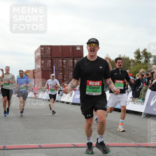 03.10.2025 - Köhlbrandbrückenlauf Yannick Fuchs http://msf.ph/oto/8986570 03.10.2025 15:58:56 Ziel 7086, 7101, 7109, 7120, 7238, 7244, 7256, 7356, 9186, 9195, 9196, 9197, 9370, 9398, 9512, 9750 meine-sportfotos.de