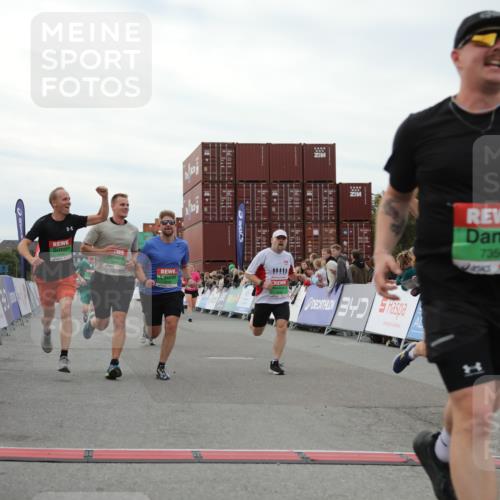 03.10.2025 - Köhlbrandbrückenlauf Yannick Fuchs http://msf.ph/oto/8986575 03.10.2025 15:58:57 Ziel 7086, 7109, 7120, 7238, 7256, 7356, 9186, 9195, 9196, 9197, 9370, 9398, 9750 meine-sportfotos.de