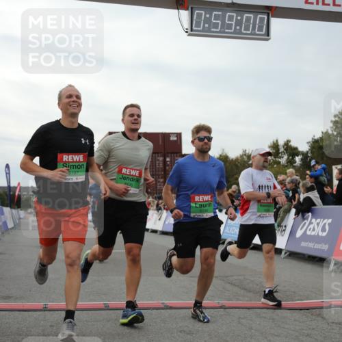 03.10.2025 - Köhlbrandbrückenlauf Yannick Fuchs http://msf.ph/oto/8986608 03.10.2025 15:58:58 Ziel 7086, 7109, 7120, 7238, 7256, 7356, 9186, 9195, 9196, 9197, 9370, 9398, 9750 meine-sportfotos.de