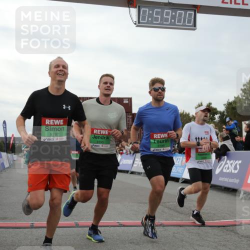 03.10.2025 - Köhlbrandbrückenlauf Yannick Fuchs http://msf.ph/oto/8986611 03.10.2025 15:58:58 Ziel 7086, 7109, 7120, 7238, 7256, 7356, 9186, 9195, 9196, 9197, 9370, 9398, 9750 meine-sportfotos.de