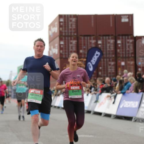 03.10.2025 - Köhlbrandbrückenlauf Yannick Fuchs http://msf.ph/oto/8986613 03.10.2025 16:11:29 Ziel 7350, 7373, 7407, 7467, 7472, 7488, 7765, 7895, 8938 meine-sportfotos.de