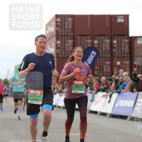 03.10.2025 - Köhlbrandbrückenlauf Yannick Fuchs http://msf.ph/oto/8986617 03.10.2025 16:11:29 Ziel 7350, 7373, 7407, 7467, 7472, 7488, 7765, 7895, 8938 meine-sportfotos.de