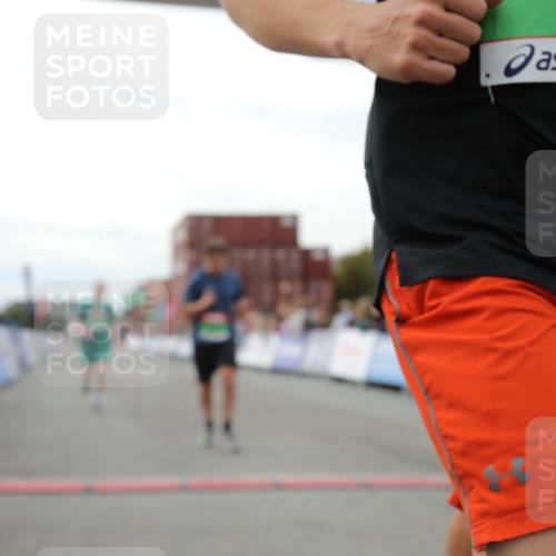 03.10.2025 - Köhlbrandbrückenlauf Yannick Fuchs http://msf.ph/oto/8986634 03.10.2025 15:58:59 Ziel 7086, 7109, 7238, 7256, 7356, 9195, 9196, 9197, 9370, 9398, 9750 meine-sportfotos.de