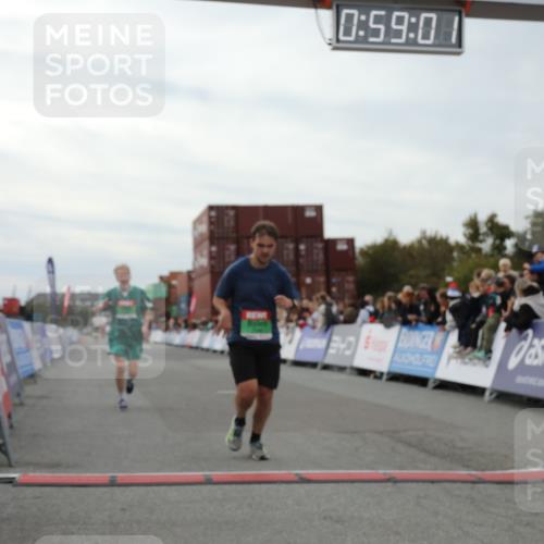 03.10.2025 - Köhlbrandbrückenlauf Yannick Fuchs http://msf.ph/oto/8986638 03.10.2025 15:59:00 Ziel 7086, 7109, 7238, 7256, 9195, 9196, 9197, 9370, 9398, 9750 meine-sportfotos.de