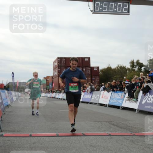 03.10.2025 - Köhlbrandbrückenlauf Yannick Fuchs http://msf.ph/oto/8986641 03.10.2025 15:59:00 Ziel 7086, 7109, 7238, 7256, 9195, 9196, 9197, 9370, 9398, 9750 meine-sportfotos.de