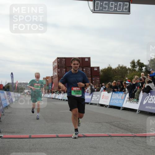 03.10.2025 - Köhlbrandbrückenlauf Yannick Fuchs http://msf.ph/oto/8986645 03.10.2025 15:59:00 Ziel 7086, 7109, 7238, 7256, 9195, 9196, 9197, 9370, 9398, 9750 meine-sportfotos.de