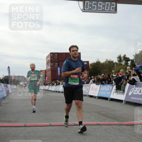 03.10.2025 - Köhlbrandbrückenlauf Yannick Fuchs http://msf.ph/oto/8986651 03.10.2025 15:59:00 Ziel 7086, 7109, 7238, 7256, 9195, 9196, 9197, 9370, 9398, 9750 meine-sportfotos.de