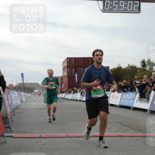 03.10.2025 - Köhlbrandbrückenlauf Yannick Fuchs http://msf.ph/oto/8986655 03.10.2025 15:59:00 Ziel 7086, 7109, 7238, 7256, 9195, 9196, 9197, 9370, 9398, 9750 meine-sportfotos.de