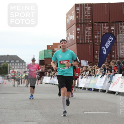 03.10.2025 - Köhlbrandbrückenlauf Yannick Fuchs http://msf.ph/oto/8986659 03.10.2025 16:11:32 Ziel 7196, 7350, 7373, 7407, 7467, 7488, 8774, 8938, 9382 meine-sportfotos.de