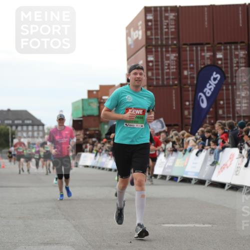 03.10.2025 - Köhlbrandbrückenlauf Yannick Fuchs http://msf.ph/oto/8986667 03.10.2025 16:11:32 Ziel 7196, 7350, 7373, 7407, 7467, 7488, 8774, 8938, 9382 meine-sportfotos.de
