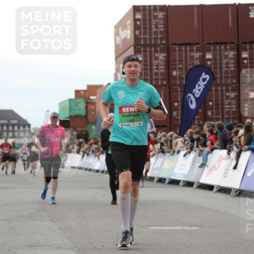 03.10.2025 - Köhlbrandbrückenlauf Yannick Fuchs http://msf.ph/oto/8986673 03.10.2025 16:11:32 Ziel 7196, 7350, 7373, 7407, 7467, 7488, 8774, 8938, 9382 meine-sportfotos.de