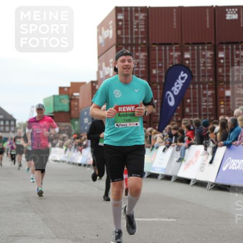 03.10.2025 - Köhlbrandbrückenlauf Yannick Fuchs http://msf.ph/oto/8986681 03.10.2025 16:11:32 Ziel 7196, 7350, 7373, 7407, 7467, 7488, 8774, 8938, 9382 meine-sportfotos.de