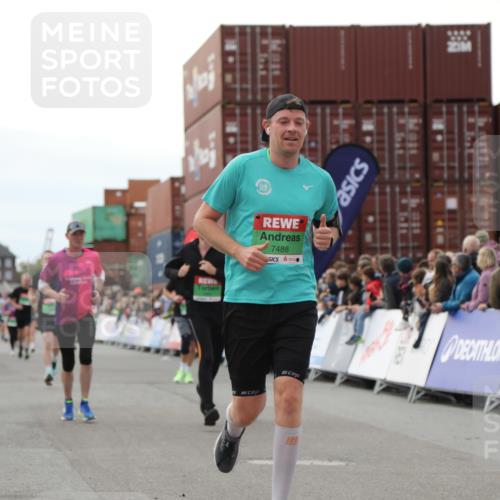 03.10.2025 - Köhlbrandbrückenlauf Yannick Fuchs http://msf.ph/oto/8986685 03.10.2025 16:11:33 Ziel 7196, 7350, 7373, 7407, 7467, 7488, 8774, 8938, 9382 meine-sportfotos.de