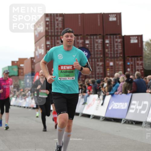 03.10.2025 - Köhlbrandbrückenlauf Yannick Fuchs http://msf.ph/oto/8986689 03.10.2025 16:11:33 Ziel 7196, 7350, 7373, 7407, 7467, 7488, 8774, 8938, 9382 meine-sportfotos.de