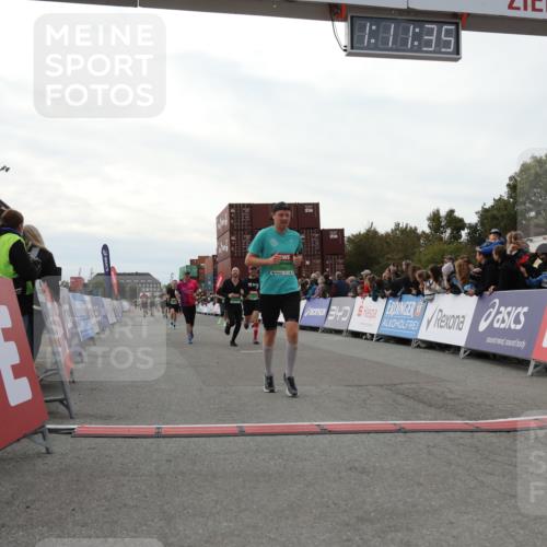 03.10.2025 - Köhlbrandbrückenlauf Yannick Fuchs http://msf.ph/oto/8986694 03.10.2025 16:11:33 Ziel 7196, 7350, 7373, 7407, 7467, 7488, 8774, 8938, 9382 meine-sportfotos.de