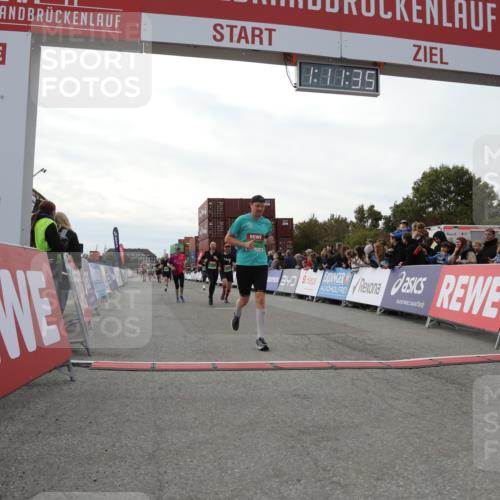 03.10.2025 - Köhlbrandbrückenlauf Yannick Fuchs http://msf.ph/oto/8986697 03.10.2025 16:11:33 Ziel 7196, 7350, 7373, 7407, 7467, 7488, 8774, 8938, 9382 meine-sportfotos.de