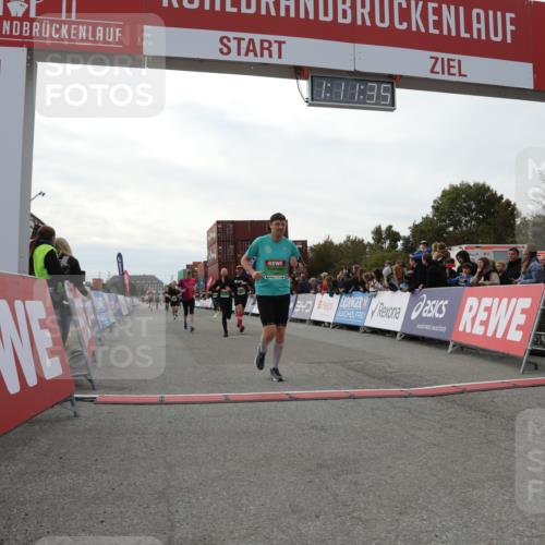 03.10.2025 - Köhlbrandbrückenlauf Yannick Fuchs http://msf.ph/oto/8986702 03.10.2025 16:11:33 Ziel 7196, 7350, 7373, 7407, 7467, 7488, 8774, 8938, 9382 meine-sportfotos.de