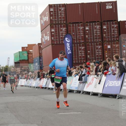 03.10.2025 - Köhlbrandbrückenlauf Yannick Fuchs http://msf.ph/oto/8986707 03.10.2025 15:59:10 Ziel 7496, 9118, 9521 meine-sportfotos.de