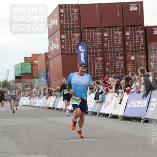 03.10.2025 - Köhlbrandbrückenlauf Yannick Fuchs http://msf.ph/oto/8986714 03.10.2025 15:59:11 Ziel 7496, 9118, 9521 meine-sportfotos.de