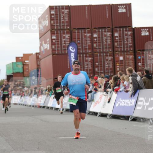 03.10.2025 - Köhlbrandbrückenlauf Yannick Fuchs http://msf.ph/oto/8986722 03.10.2025 15:59:11 Ziel 7496, 9118, 9521 meine-sportfotos.de