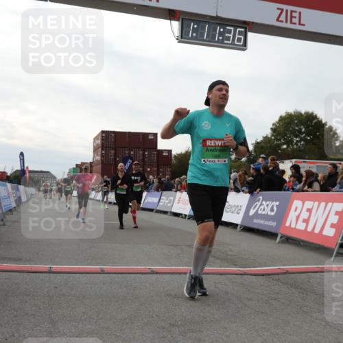 03.10.2025 - Köhlbrandbrückenlauf Yannick Fuchs http://msf.ph/oto/8986724 03.10.2025 16:11:34 Ziel 7196, 7407, 7467, 7488, 8774, 8938, 9382 meine-sportfotos.de
