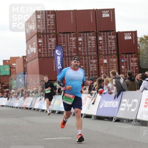 03.10.2025 - Köhlbrandbrückenlauf Yannick Fuchs http://msf.ph/oto/8986725 03.10.2025 15:59:11 Ziel 7496, 9118, 9521 meine-sportfotos.de
