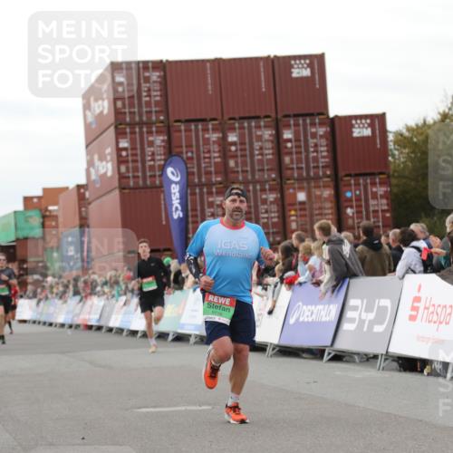 03.10.2025 - Köhlbrandbrückenlauf Yannick Fuchs http://msf.ph/oto/8986729 03.10.2025 15:59:11 Ziel 7496, 9118, 9521 meine-sportfotos.de