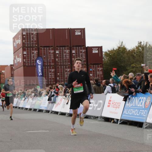 03.10.2025 - Köhlbrandbrückenlauf Yannick Fuchs http://msf.ph/oto/8986769 03.10.2025 15:59:14 Ziel 7262, 7496, 8780, 9118, 9126, 9521 meine-sportfotos.de