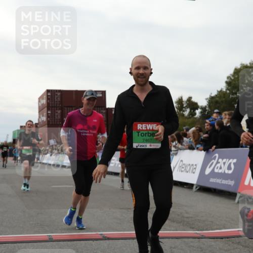 03.10.2025 - Köhlbrandbrückenlauf Yannick Fuchs http://msf.ph/oto/8986777 03.10.2025 16:11:37 Ziel 7196, 7330, 7407, 7419, 7467, 7488, 8774, 8938, 9200, 9202, 9382, 9392, 9634 meine-sportfotos.de