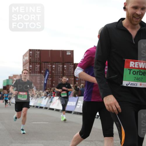 03.10.2025 - Köhlbrandbrückenlauf Yannick Fuchs http://msf.ph/oto/8986785 03.10.2025 16:11:37 Ziel 7196, 7330, 7407, 7419, 7467, 7488, 8774, 8938, 9200, 9202, 9382, 9392, 9634 meine-sportfotos.de