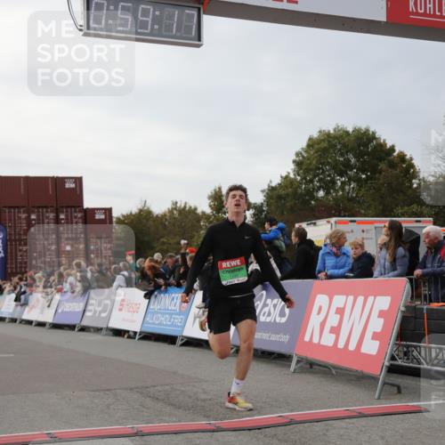 03.10.2025 - Köhlbrandbrückenlauf Yannick Fuchs http://msf.ph/oto/8986787 03.10.2025 15:59:15 Ziel 7262, 7496, 8780, 9118, 9126, 9238, 9521, 9577 meine-sportfotos.de