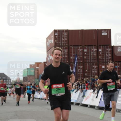 03.10.2025 - Köhlbrandbrückenlauf Yannick Fuchs http://msf.ph/oto/8986788 03.10.2025 16:11:38 Ziel 7196, 7330, 7407, 7419, 7467, 8774, 8938, 9200, 9202, 9382, 9392, 9634 meine-sportfotos.de
