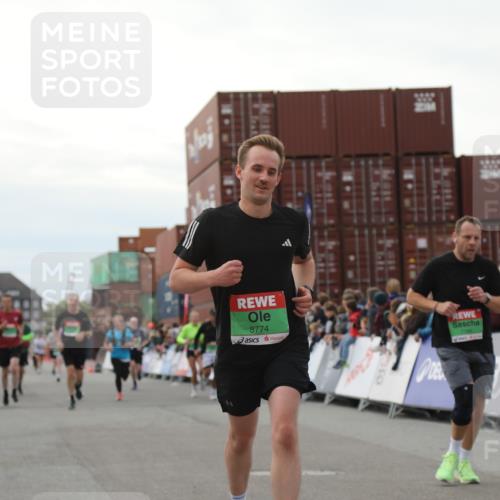 03.10.2025 - Köhlbrandbrückenlauf Yannick Fuchs http://msf.ph/oto/8986791 03.10.2025 16:11:38 Ziel 7196, 7330, 7407, 7419, 7467, 8774, 8938, 9200, 9202, 9382, 9392, 9634 meine-sportfotos.de