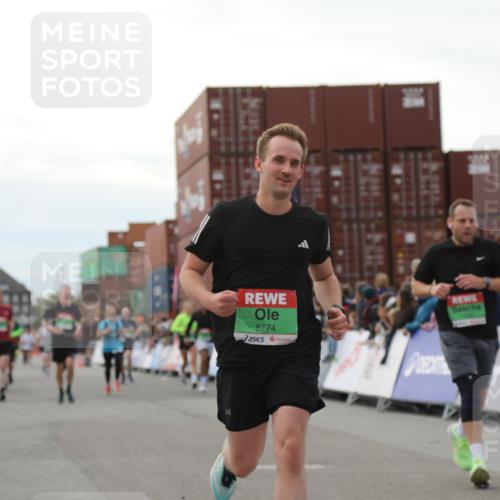 03.10.2025 - Köhlbrandbrückenlauf Yannick Fuchs http://msf.ph/oto/8986794 03.10.2025 16:11:38 Ziel 7196, 7330, 7407, 7419, 7467, 8774, 8938, 9200, 9202, 9382, 9392, 9634 meine-sportfotos.de