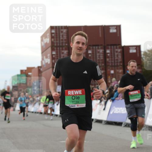 03.10.2025 - Köhlbrandbrückenlauf Yannick Fuchs http://msf.ph/oto/8986797 03.10.2025 16:11:38 Ziel 7196, 7330, 7407, 7419, 7467, 8774, 8938, 9200, 9202, 9382, 9392, 9634 meine-sportfotos.de