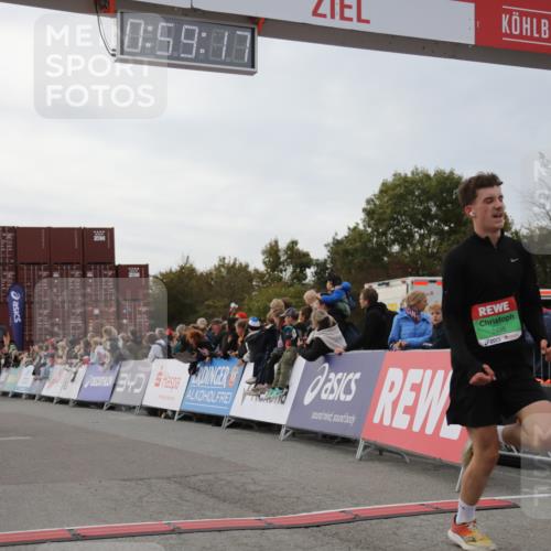 03.10.2025 - Köhlbrandbrückenlauf Yannick Fuchs http://msf.ph/oto/8986800 03.10.2025 15:59:15 Ziel 7262, 7496, 8780, 9118, 9126, 9238, 9521, 9577 meine-sportfotos.de