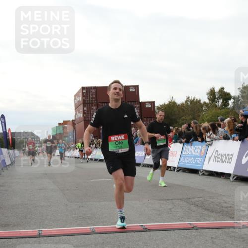 03.10.2025 - Köhlbrandbrückenlauf Yannick Fuchs http://msf.ph/oto/8986801 03.10.2025 16:11:38 Ziel 7196, 7330, 7407, 7419, 7467, 8774, 8938, 9200, 9202, 9382, 9392, 9634 meine-sportfotos.de
