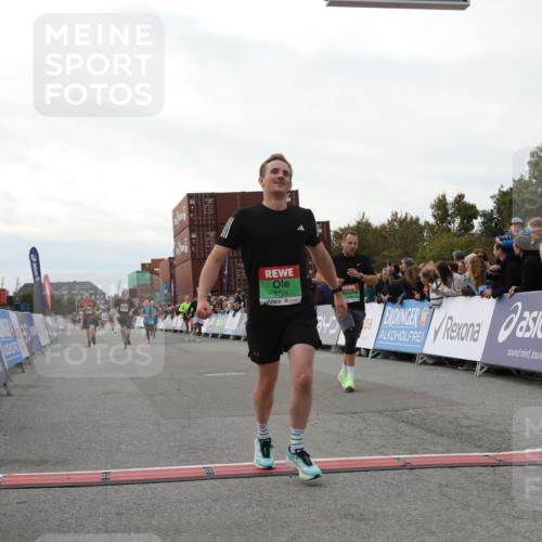 03.10.2025 - Köhlbrandbrückenlauf Yannick Fuchs http://msf.ph/oto/8986804 03.10.2025 16:11:39 Ziel 7196, 7330, 7407, 7419, 7467, 8774, 8938, 9200, 9202, 9382, 9392, 9634 meine-sportfotos.de