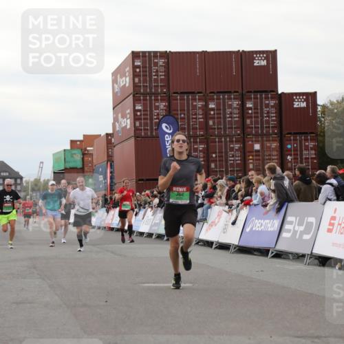 03.10.2025 - Köhlbrandbrückenlauf Yannick Fuchs http://msf.ph/oto/8986806 03.10.2025 15:59:16 Ziel 7262, 7496, 8780, 9118, 9126, 9238, 9521, 9577 meine-sportfotos.de