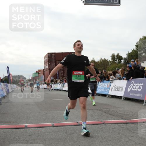 03.10.2025 - Köhlbrandbrückenlauf Yannick Fuchs http://msf.ph/oto/8986808 03.10.2025 16:11:39 Ziel 7196, 7330, 7407, 7419, 7467, 8774, 8938, 9200, 9202, 9382, 9392, 9634 meine-sportfotos.de